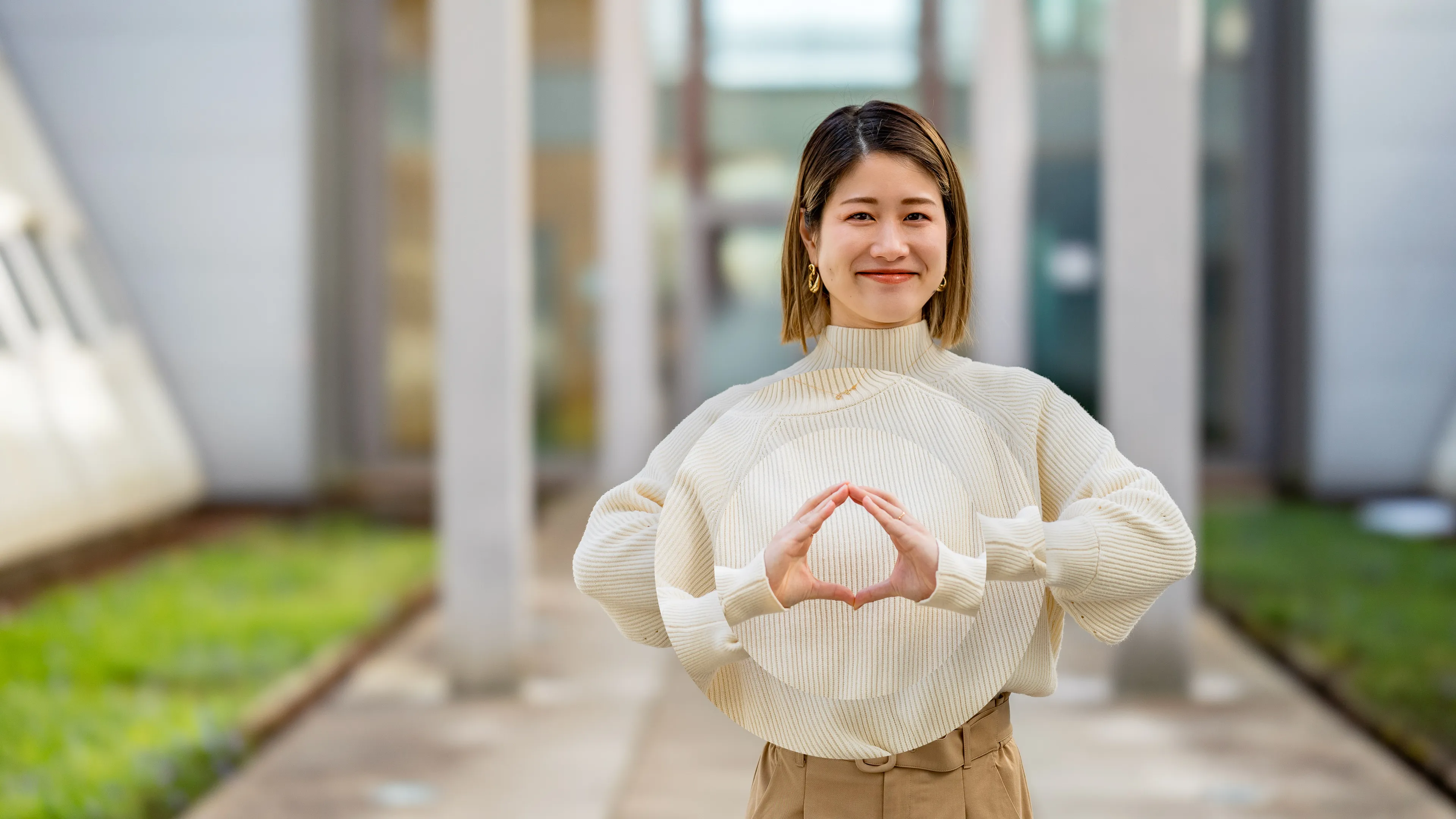 Femme faisant un signe OneHealth avec ses mains