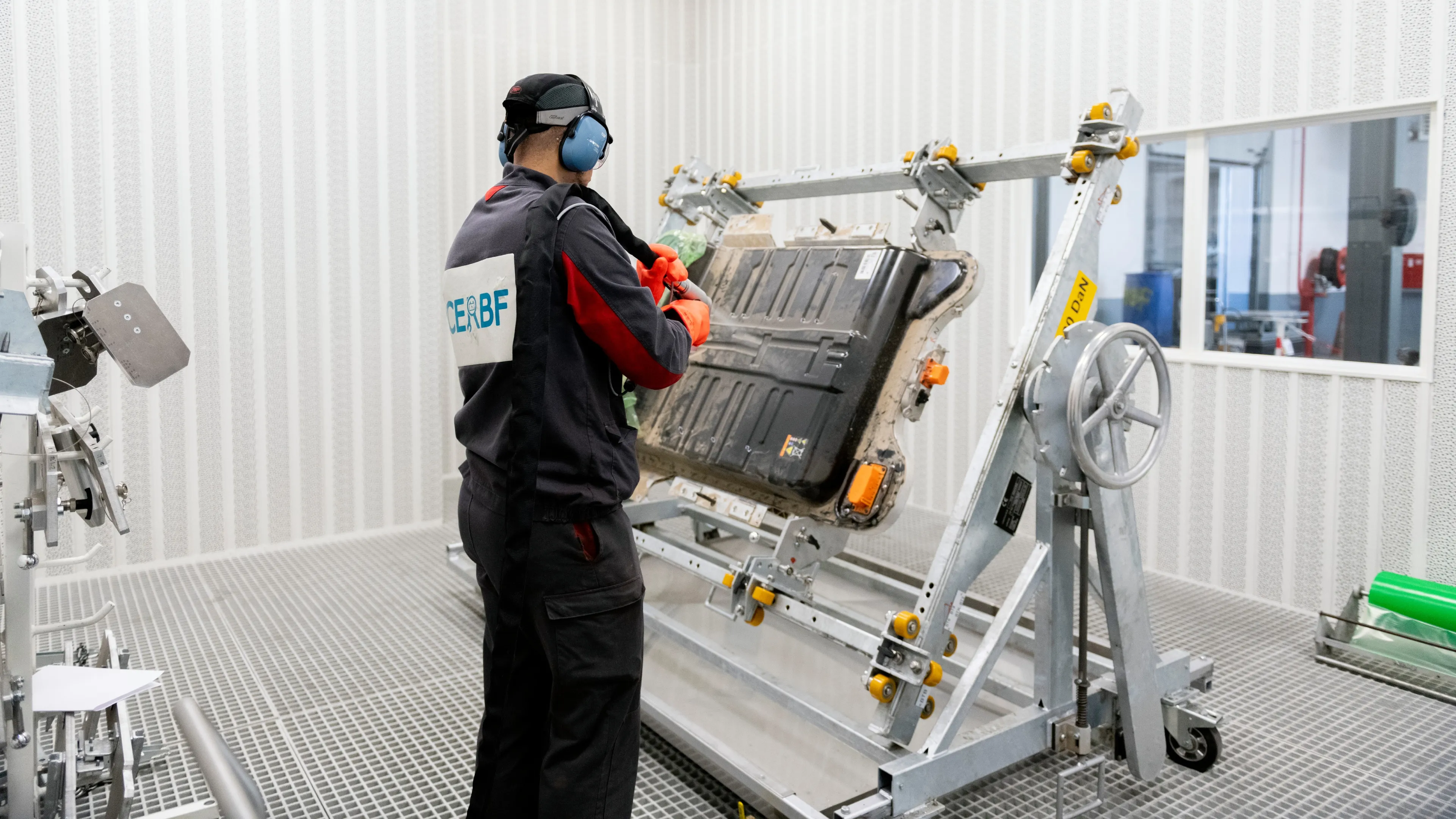 Homme travaillant sur la batterie de l'Alpine A290