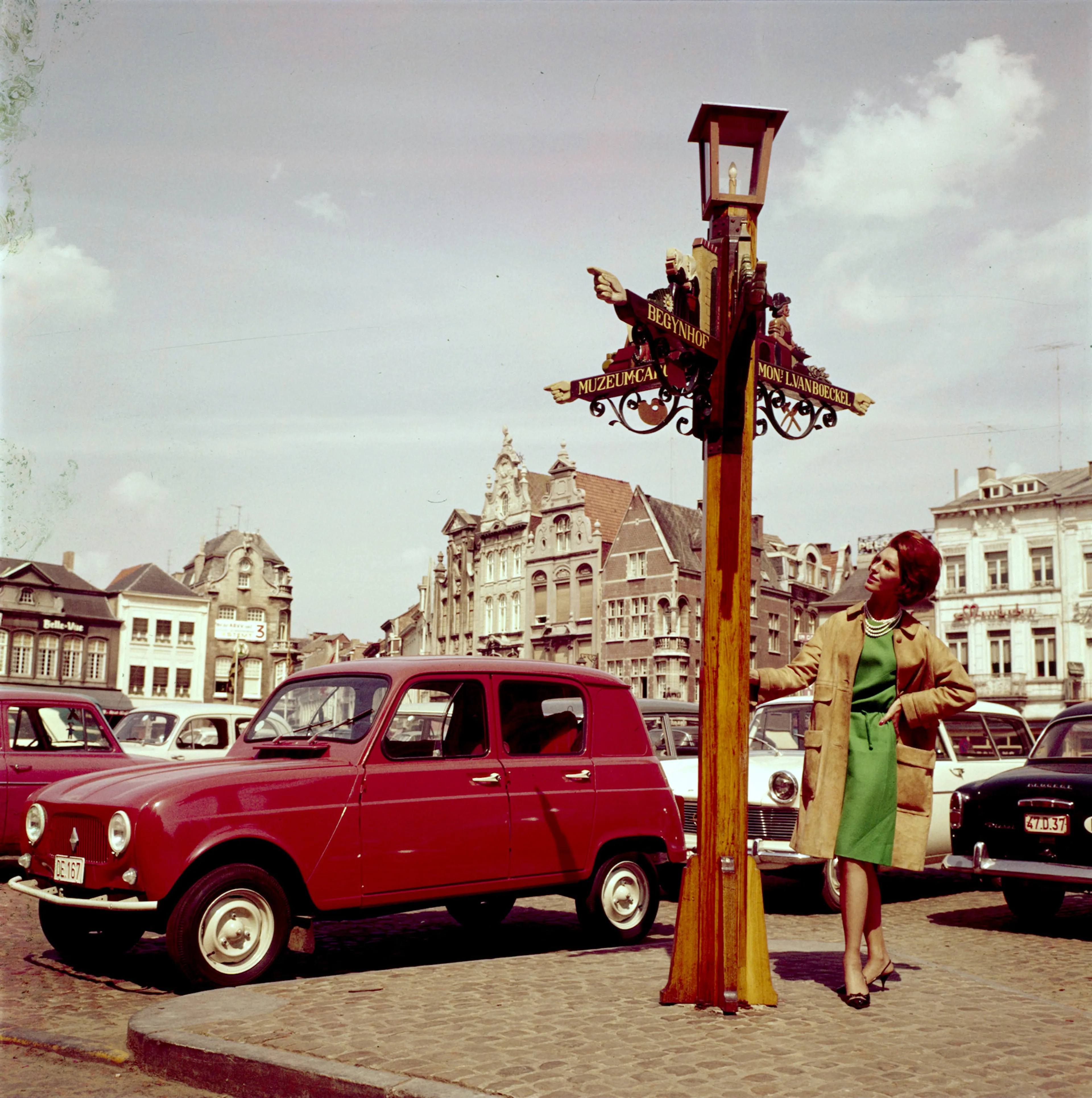 Renault 4L garée dans la rue