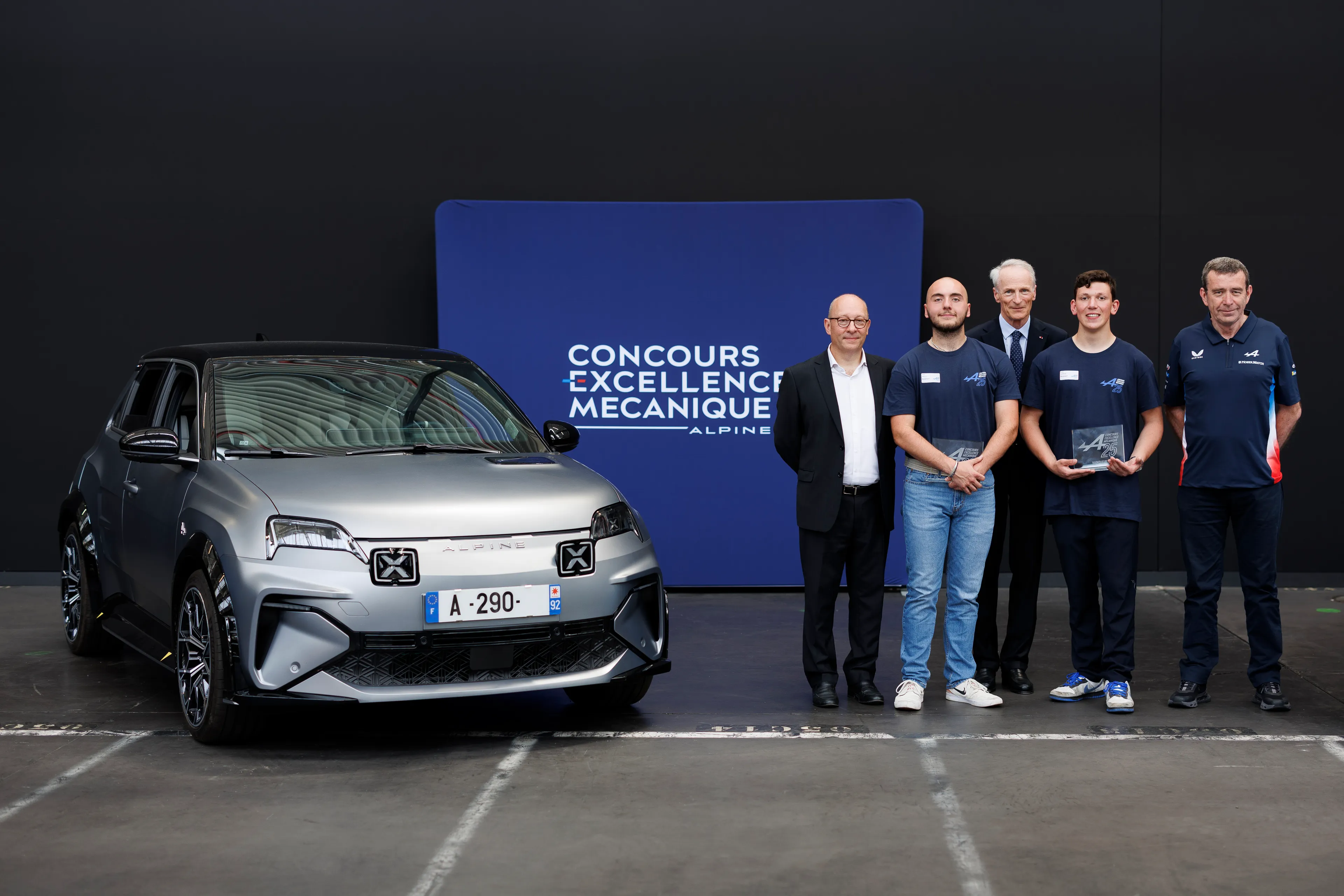 Participants au concours d'excellence mécanique Alpine 2025 à côté d'une Alpine A290