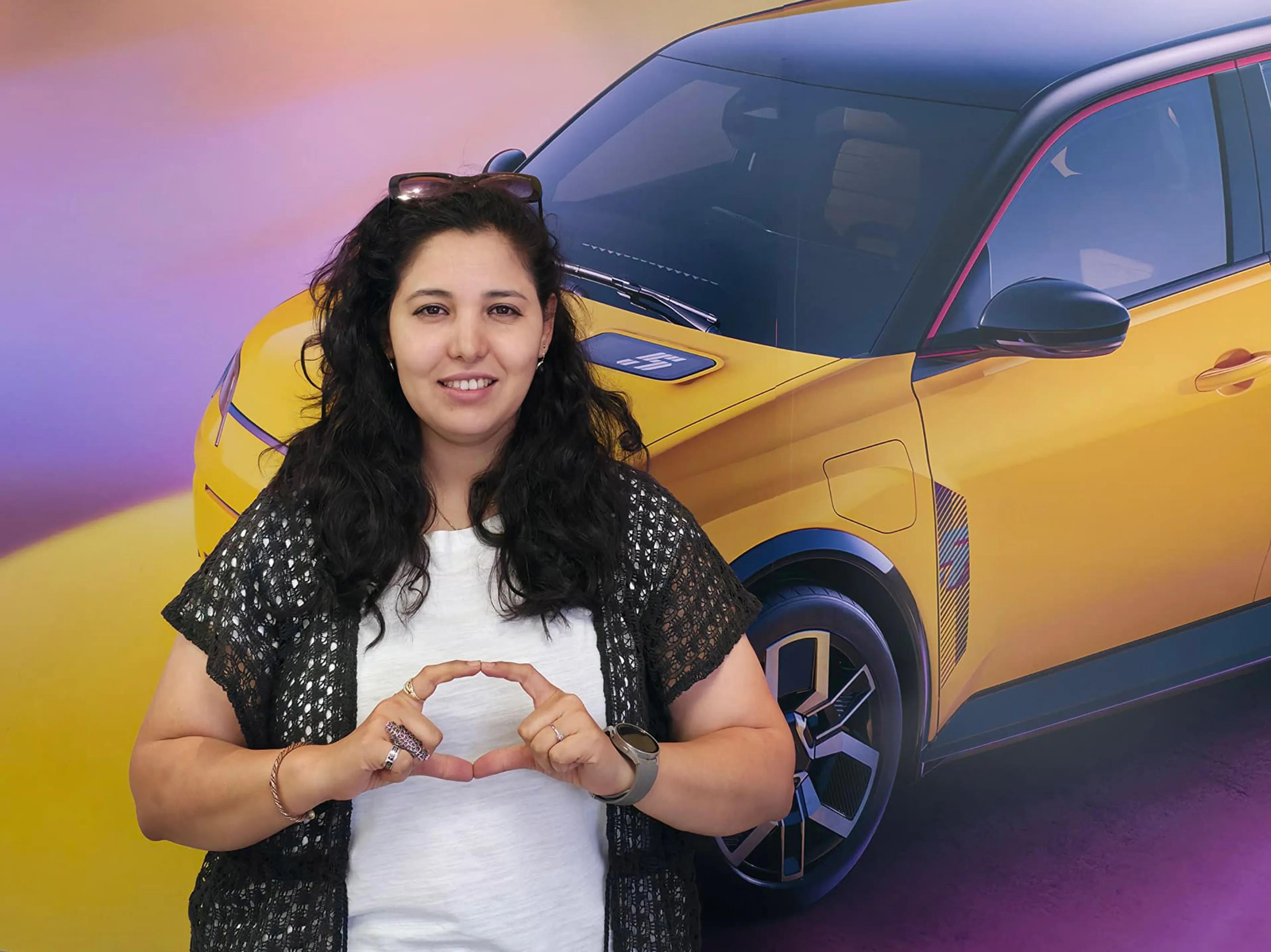 Lamiaa faisant le signe Onehealth avec ses mains