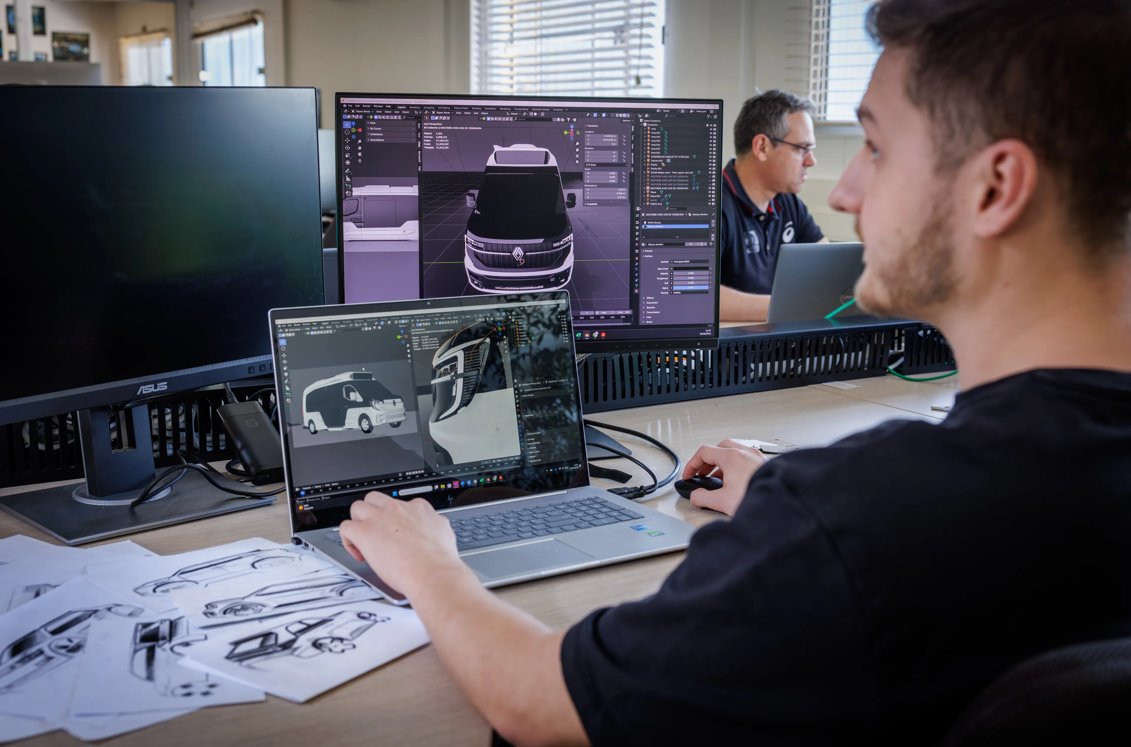 Personne travaillant sur devant des écrans d'ordinateur
