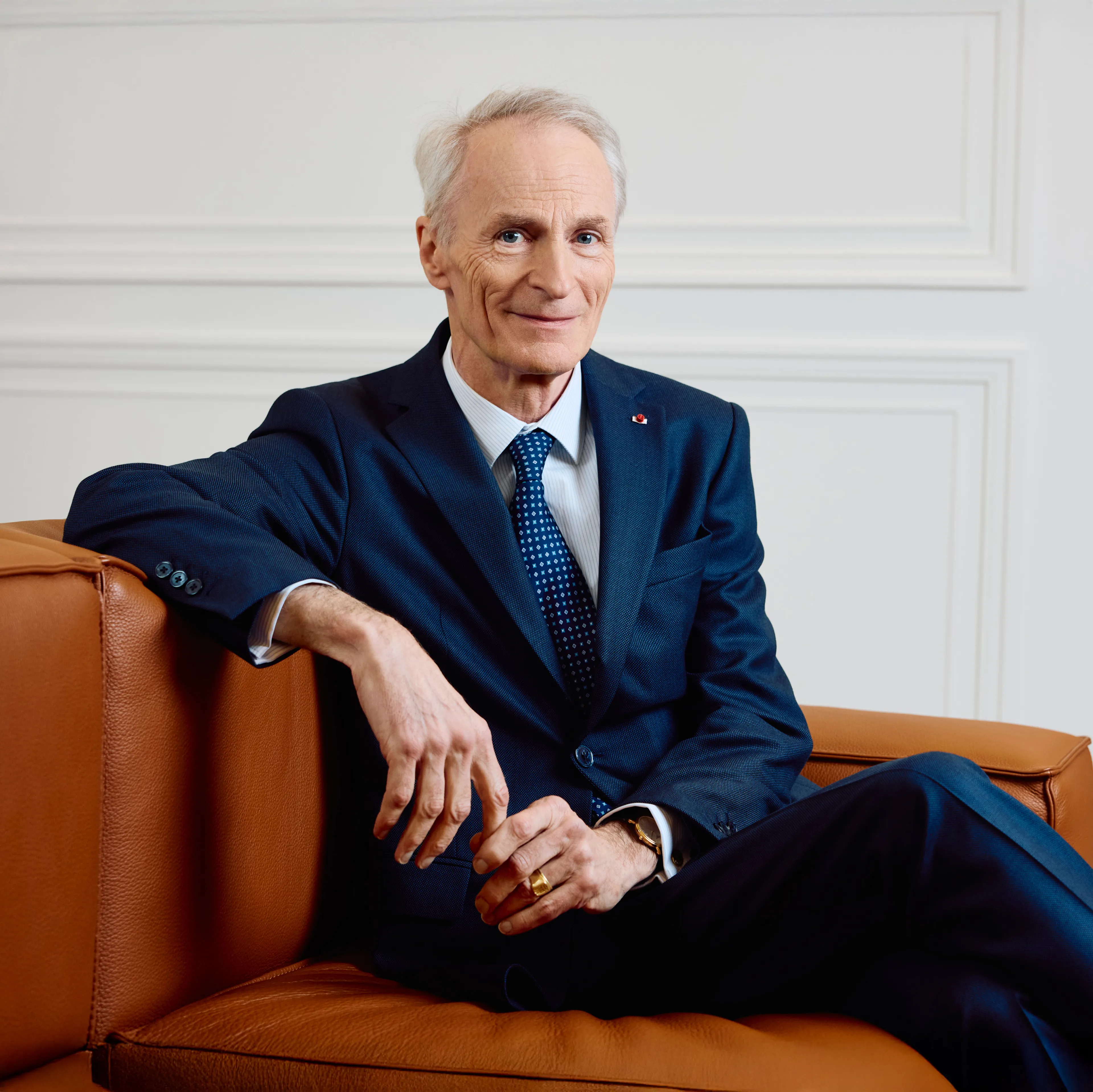 Jean-Dominique Senard assis dans un fauteuil