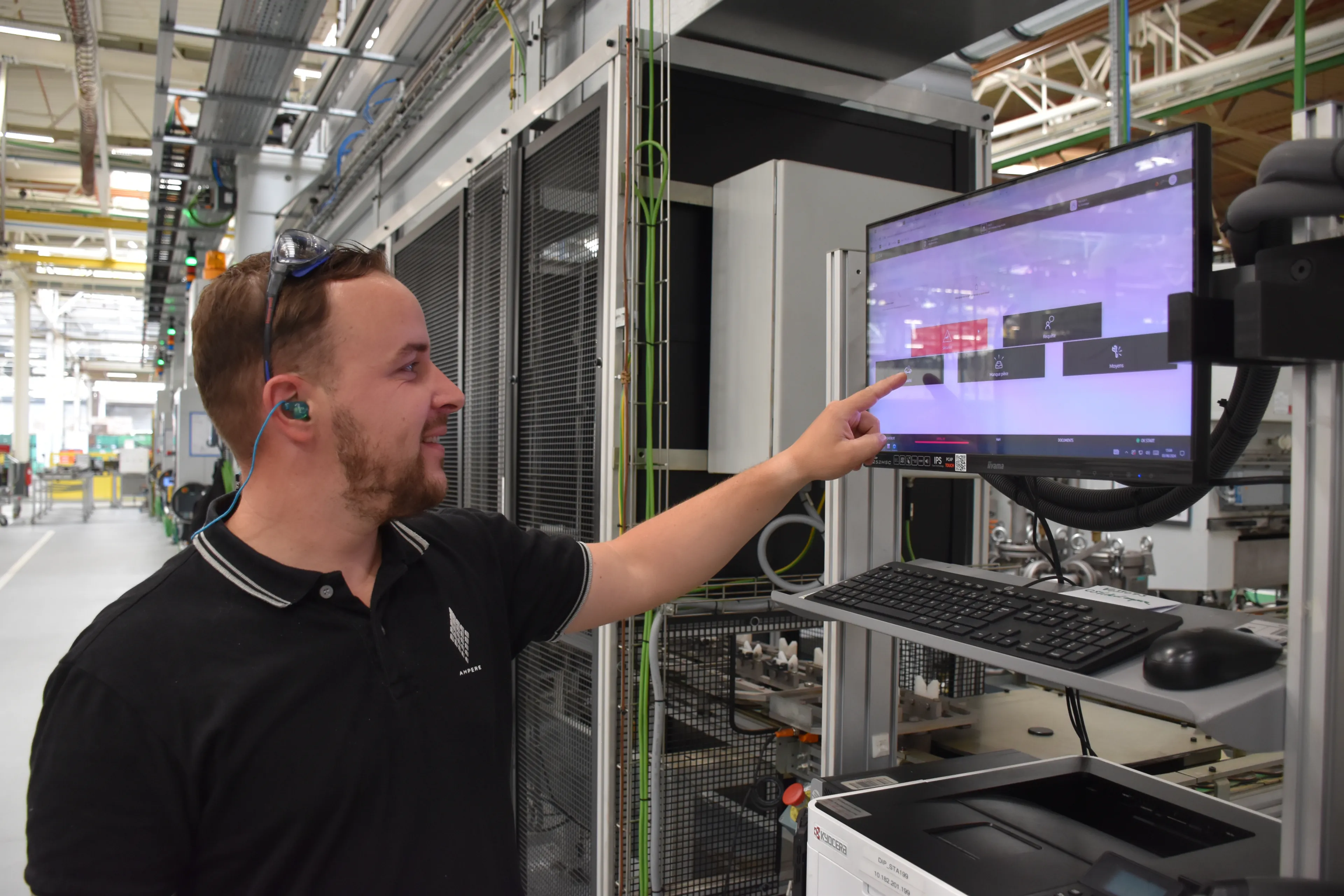 Homme devant une tablette dans une usine